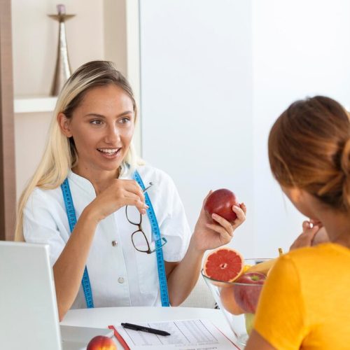 female-nutritionist-giving-consultation-patient-making-diet-plan-weight-loss-clinic_657921-300