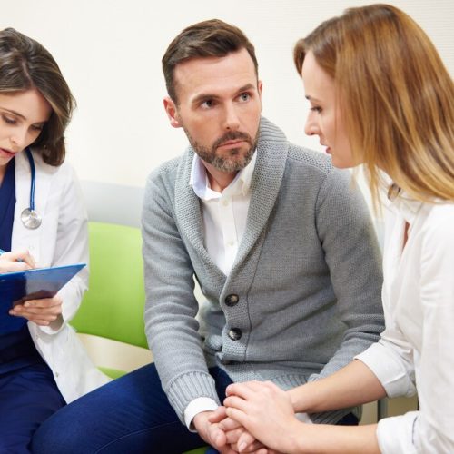 surgeon-disscusing-her-medical-options_329181-19733